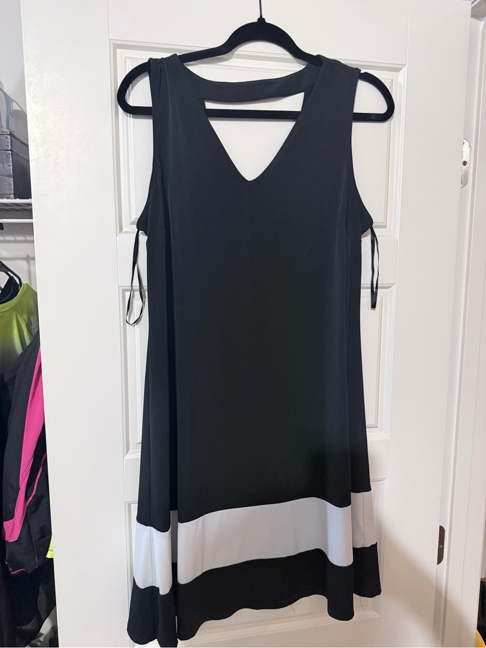 GNW Black and White Sleeveless V-Neck Swing Tunic Dress